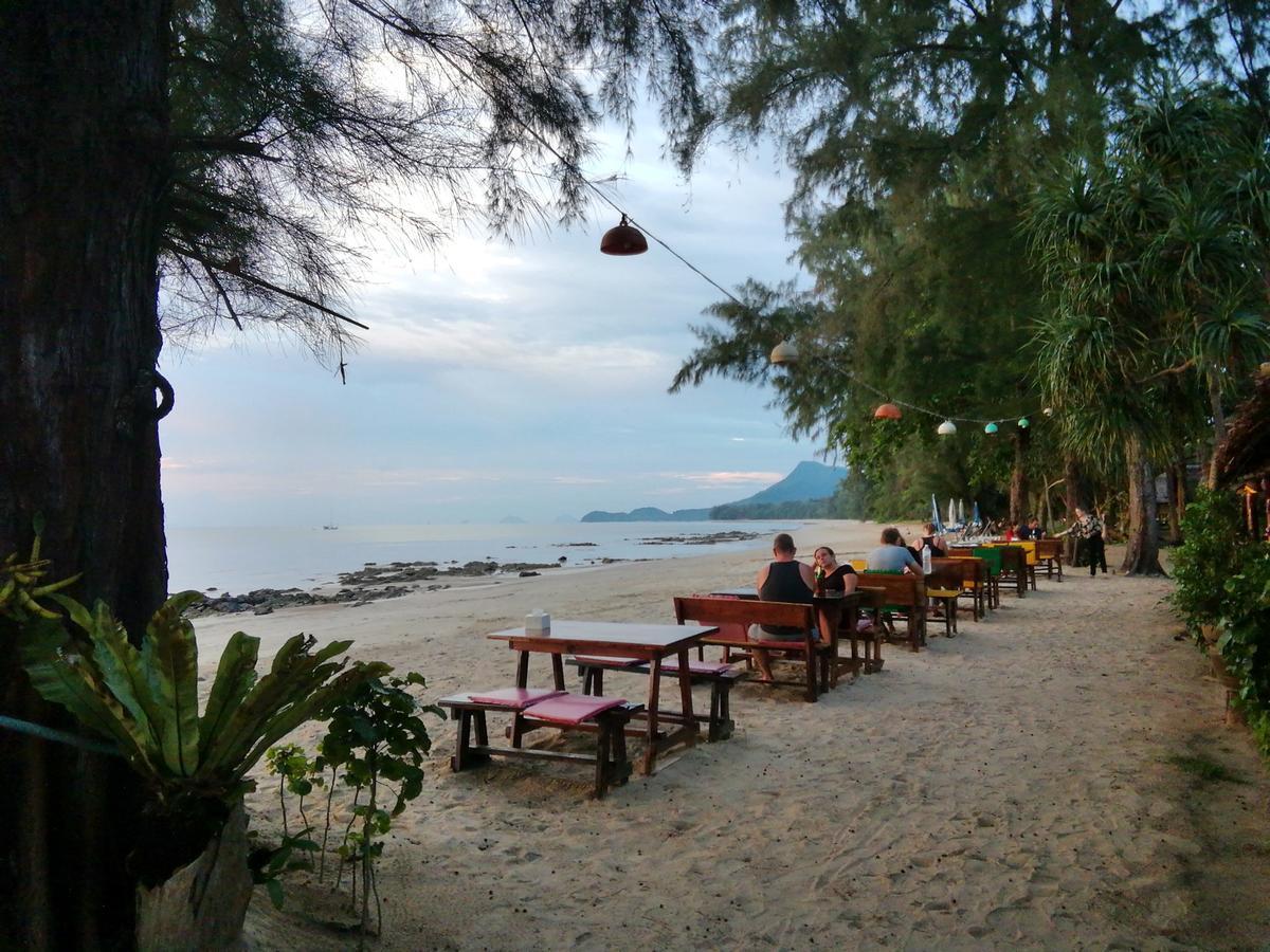 Kohjum Freedom Resort Koh Jum Exterior foto